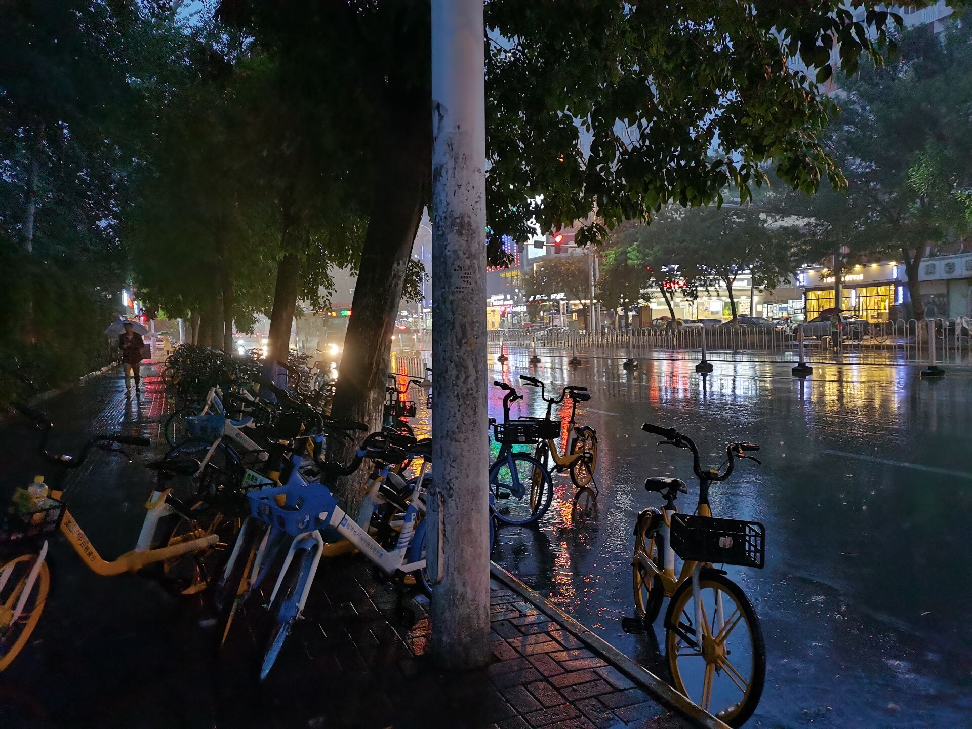 卖surface的雨夜.jpg