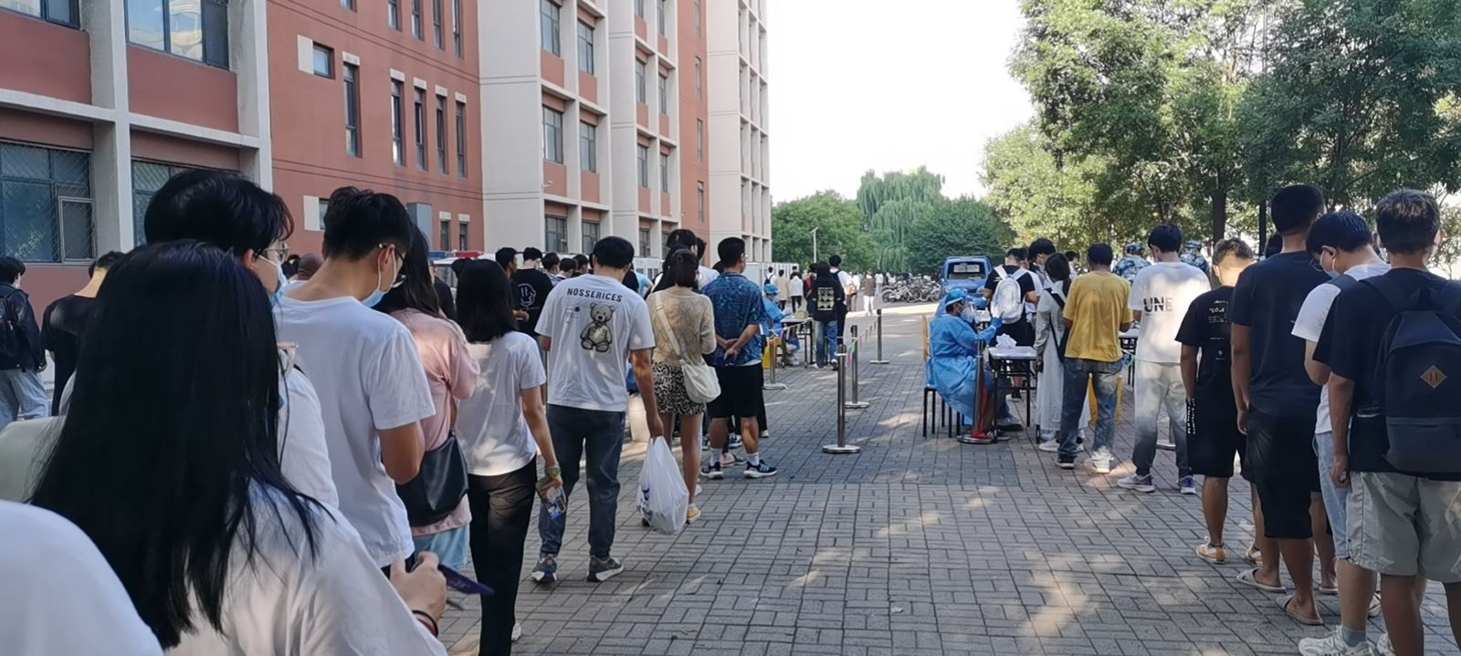 核酸排队.jpg