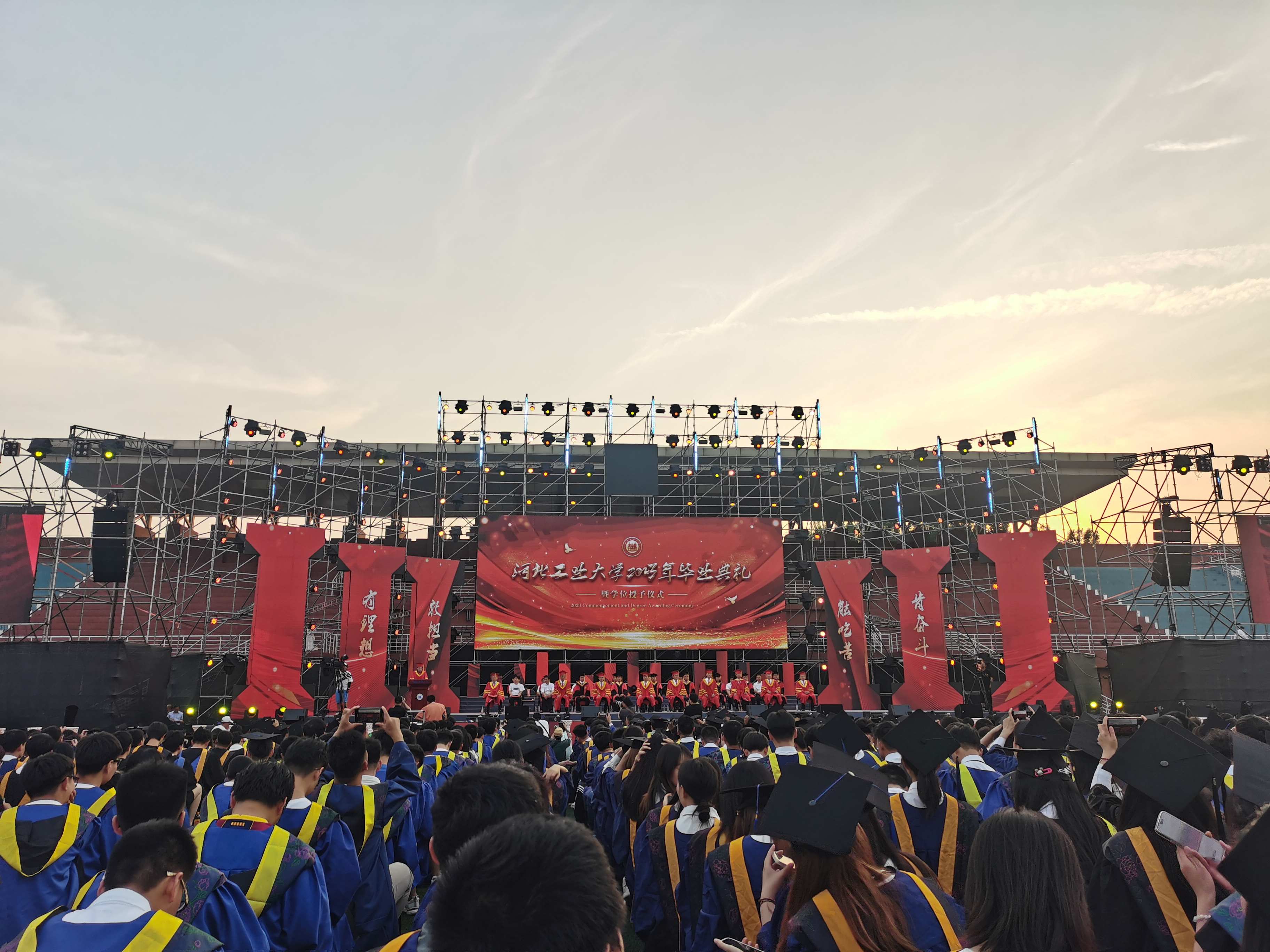 毕业晚会.jpg